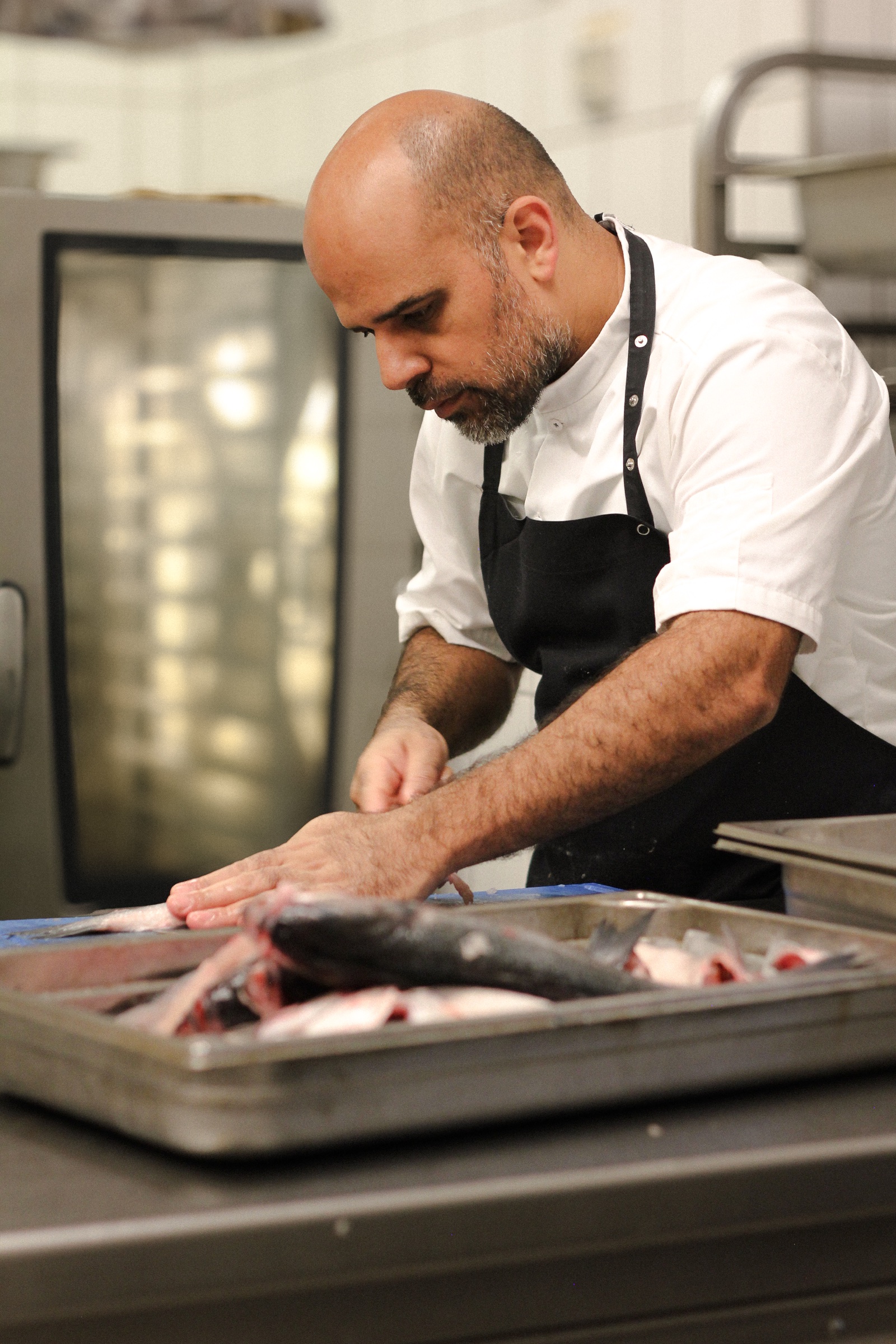 Ibrahim Achour forbereder dagens fisk